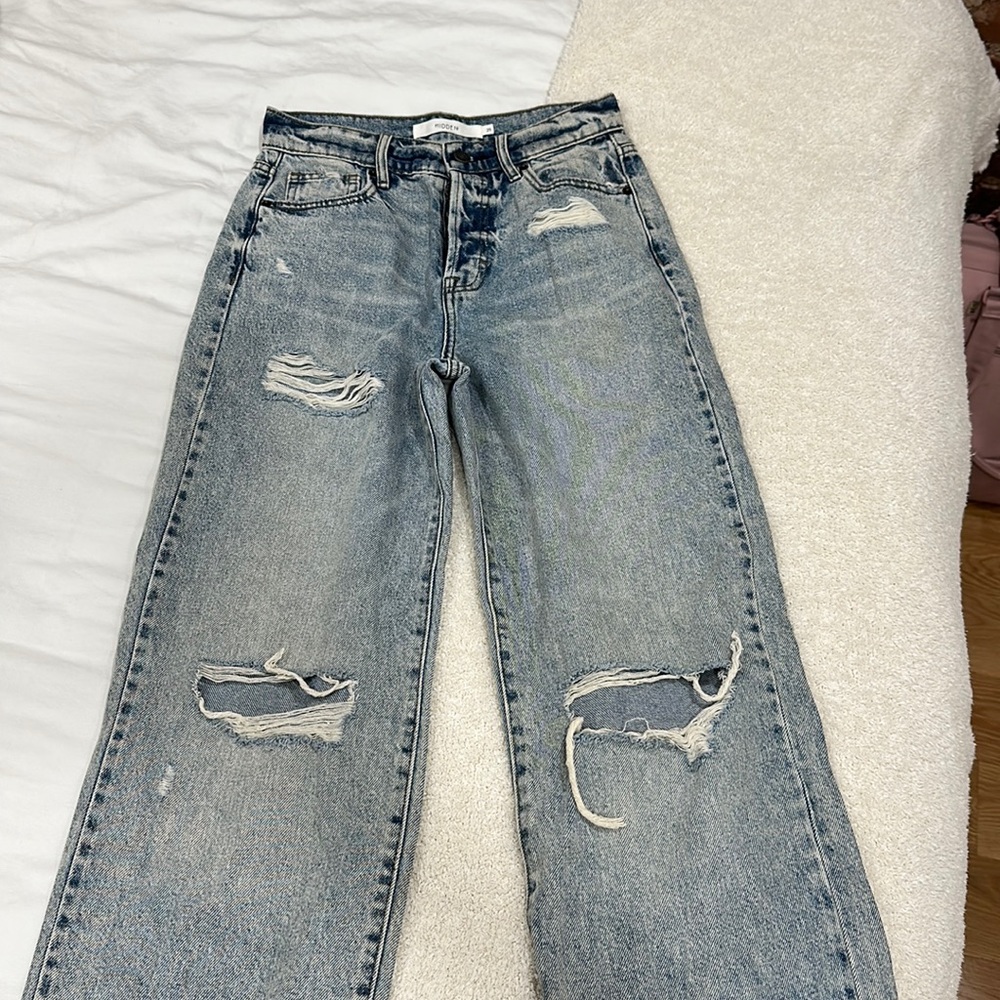 Never worn super soft boyfriend jeans with rips and button closure